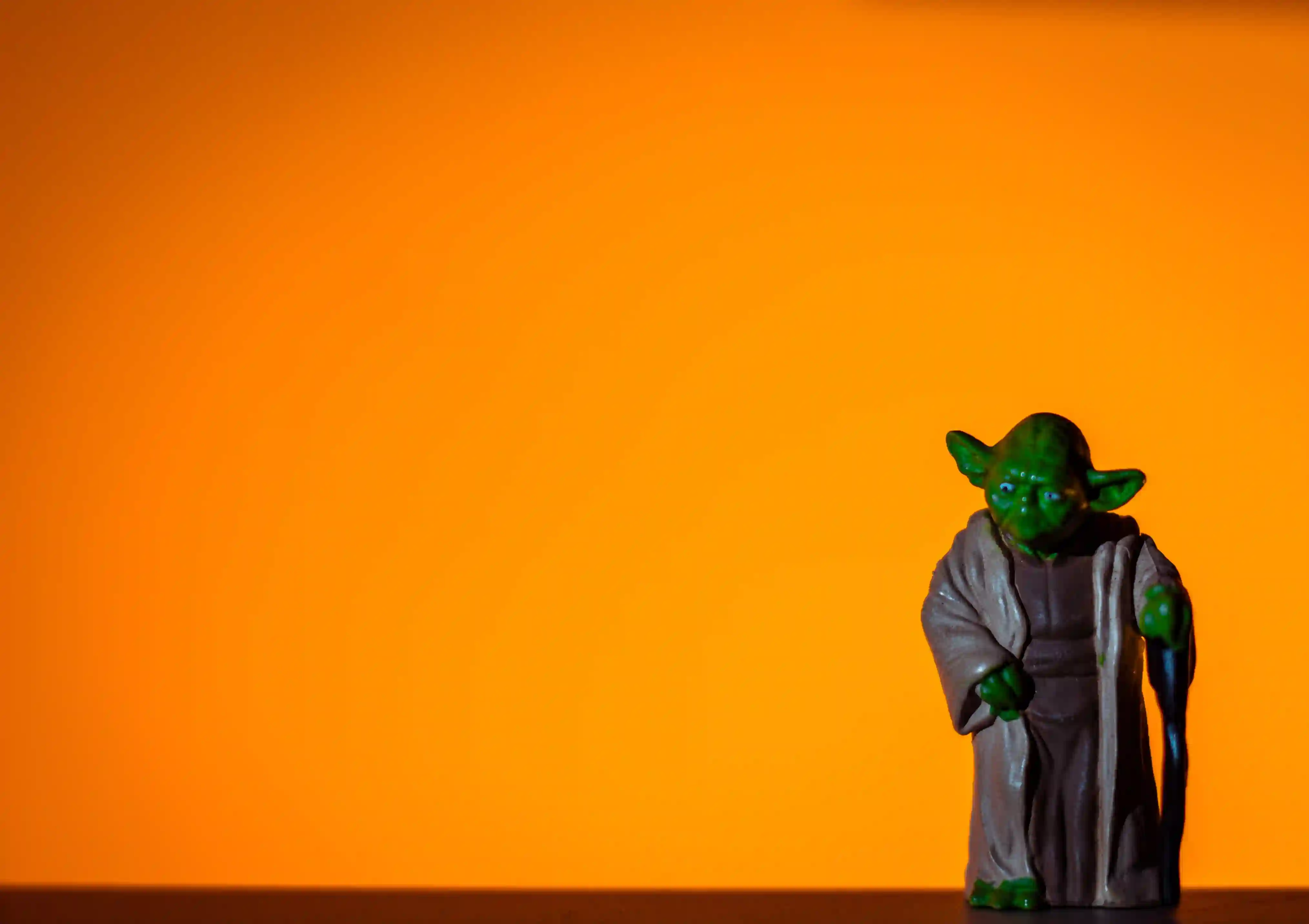 Boneco Yoda de porcelana